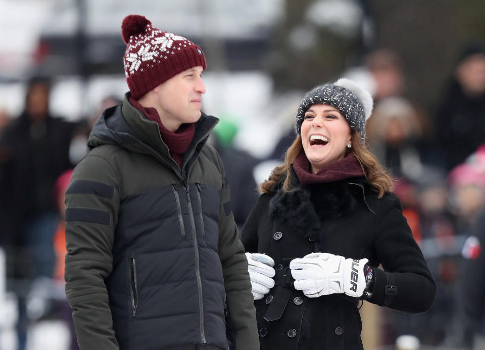 <p>Zuvor besuchten sie ein Eishockey-Spiel. Bei der Sportveranstaltung lernten die beiden britischen Royals viel über die Popularität des Sports und dessen große Bedeutung für die Schweden. Herzogin Kate hatte beim Anprobieren der Eishockey-Handschuhe sichtlich viel Spaß. (Bild: Getty Images </p>