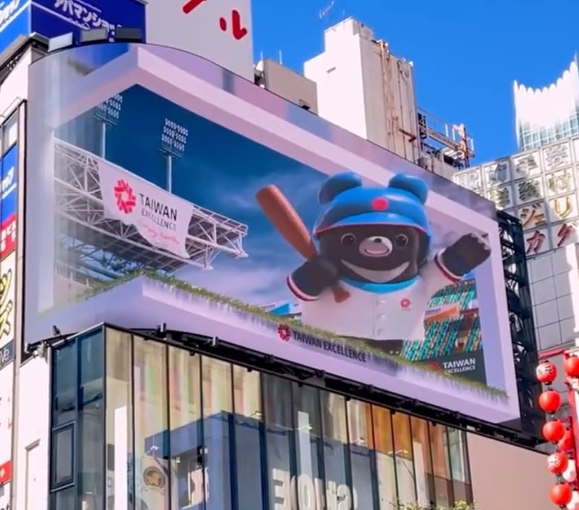 上個月台灣精品的廣告也出現在新宿車站東口外的廣告牆上。（翻攝自X  @xspace_tokyo）