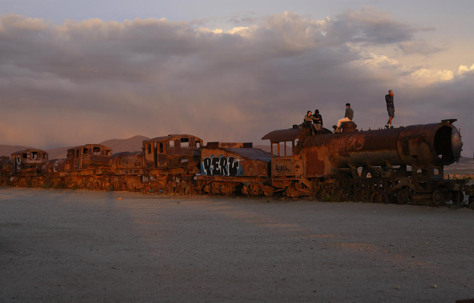 Una locomotora abandonada en una zona llamada un cementerio de trenes en las afueras de Uyuni, Bolivia, el 15 de diciembre de 2023. . (Foto AP /Juan Karita)