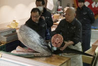 <p>Auf dem Tsukiji-Fischmarkt in Tokio wurde bei der ersten Auktion im neuen Jahr ein 405 Kilo schwerer Blauflossen-Thunfisch für umgerechnet 265.000 Euro verkauft. (Bild: AP Photo/Eugene Hoshiko) </p>