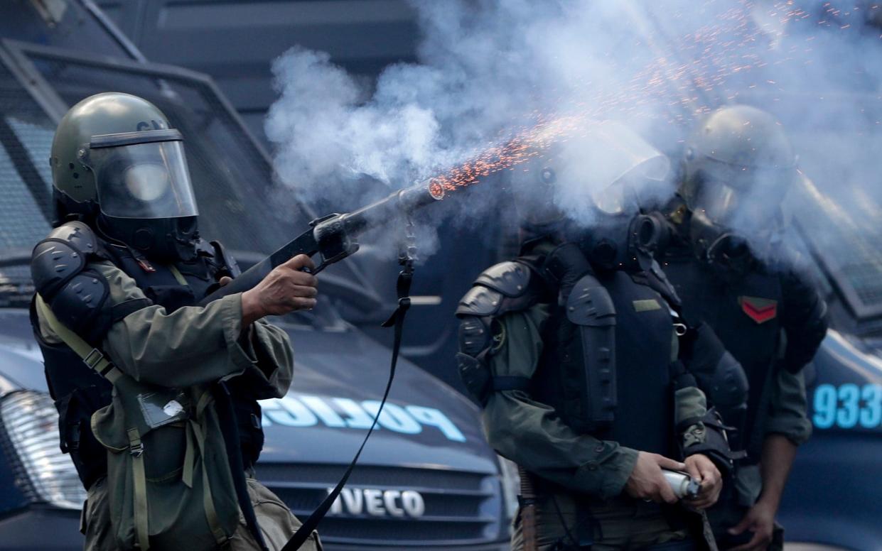 Police fires tear gas at demonstrators in Buenos Aires - AP