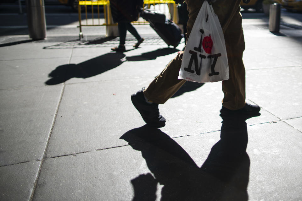 Single-use plastic bag bands are being suspended in several states due to the coronavirus pandemic. (Credit: Eduardo Munoz Alvarez/Getty Images)