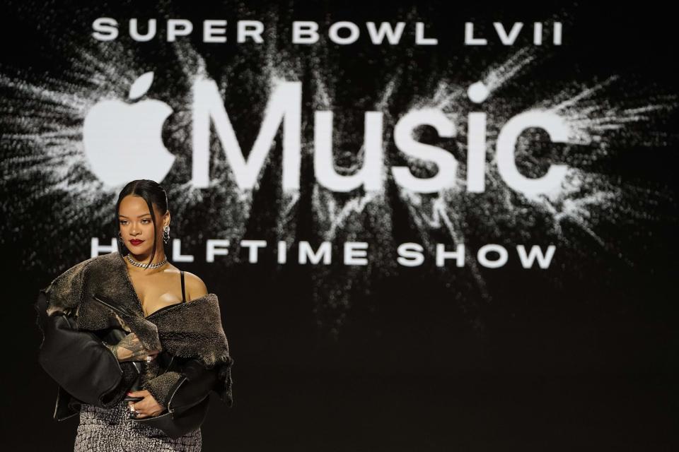 Rihanna posa para un retrato tras la conferencia de prensa previa al espectáculo de medio tiempo del Super Bowl 57 de la NFL el jueves 9 de febrero de 2023, en Phoenix. (Foto AP/Mike Stewart)