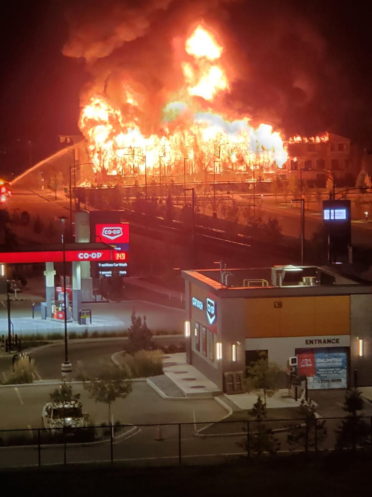 Fire spreads through block of townhomes in southwest Edmonton