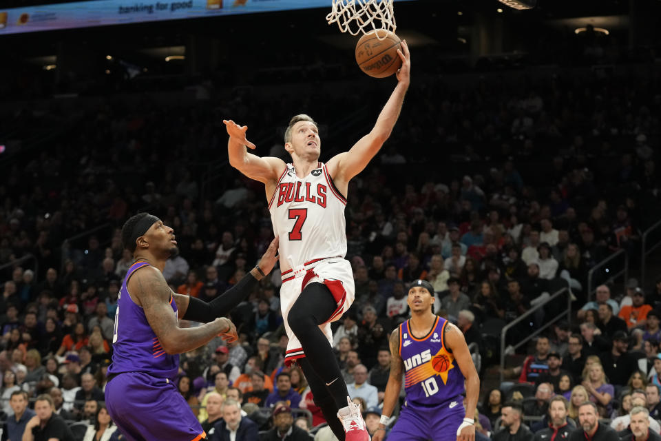 Chicago Bulls guard Goran Dragic (7) scores against Phoenix Suns forward Torrey Craig, left, and guard Damion Lee (10) during the second half of an NBA basketball game in Phoenix, Wednesday, Nov. 30, 2022. (AP Photo/Ross D. Franklin)