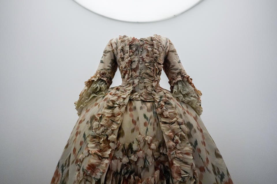 Una pieza de la exposición "Sleeping Beauties: Reawakening Fashion" inaugurada en la gala del Instituto del Vestido del Museo Metropolitano de Arte el sábado 4 de mayo de 2024, en Nueva York. (Foto AP/Julia Nikhinson)