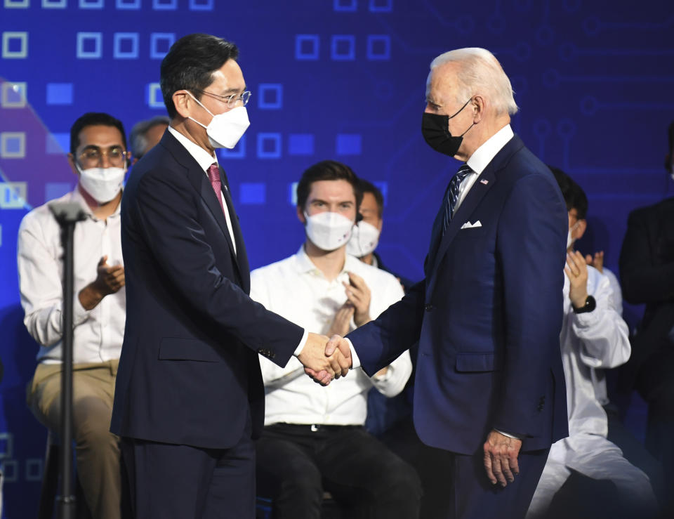 US President Joe Biden, right, shakes hands with Samsung Electronics Co. Vice Chairman Lee Jae-yong, at the Samsung Electronic Pyeongtaek Campus, in Pyeongtaek, South Korea, Friday. May 20, 2022. (Kim Min-hee/Pool Photo via AP)