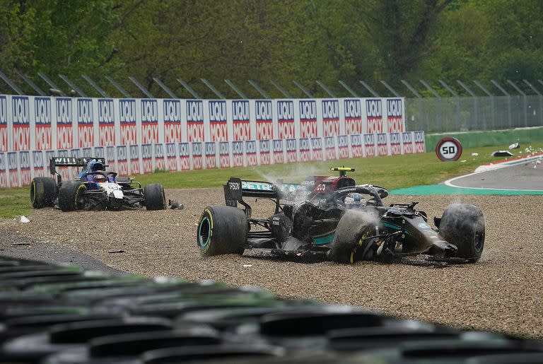 Autos destruidos  en el Gran Premio de Emilia-Romagna: el Mercedes de Valtteri Bottas y el Williams de Goerge Russell, protagonistas del accidente en el circuito de Imola