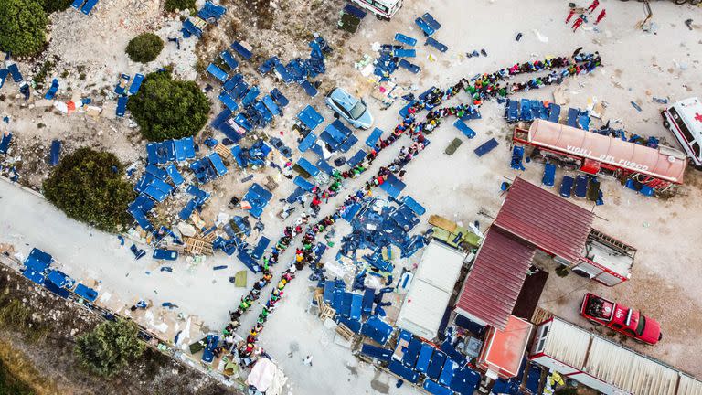 Esta fotografía aérea tomada el 14 de septiembre de 2023 muestra a los migrantes reunidos fuera del centro operativo llamado 