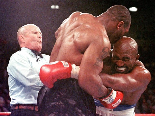 In der dritten Runde knabbert "Iron Mike" Tyson dem damaligen Schwergewichts-Titelträger Evander Holyfield das Ohr an