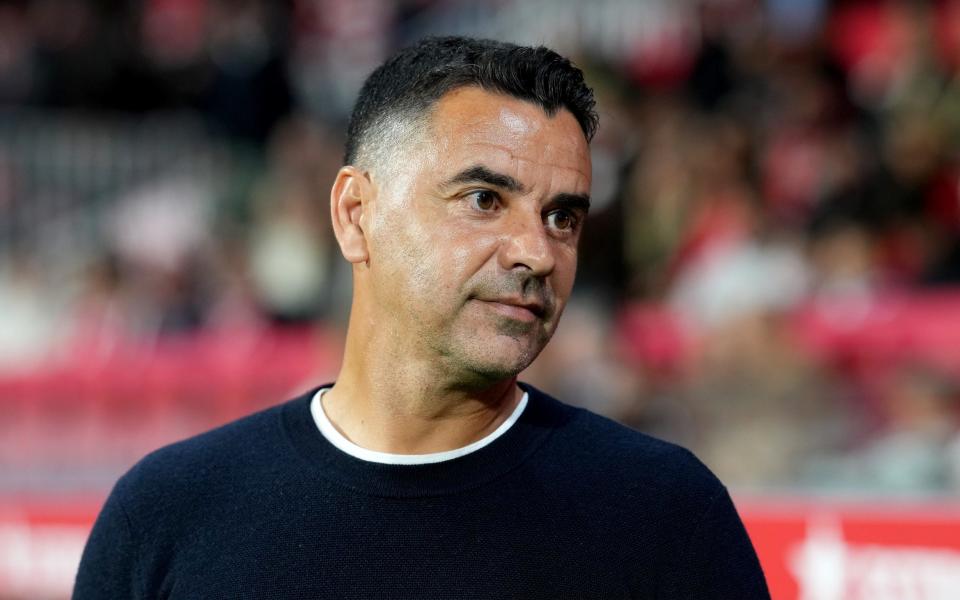 Ο προπονητής της Girona FC Michel κοιτάζει πριν από τον αγώνα LaLiga EA Sports μεταξύ Girona FC και Cadiz CF στο στάδιο Montilivi στις 20 Απριλίου 2024 στη Girona, Ισπανία.