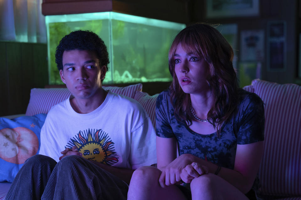 En esta imagen proporcionada por A24, Justice Smith, izquierda, y Brigette Lundy-Paine en una escena de "I Saw the TV Glow". (A24 vía AP)