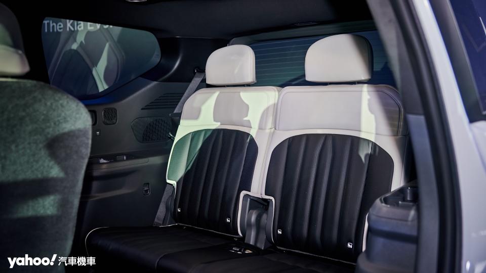 做為七人座大型SUV的KIA EV9在第三排座椅的空間舒適度也因其純電架構而更為突出。