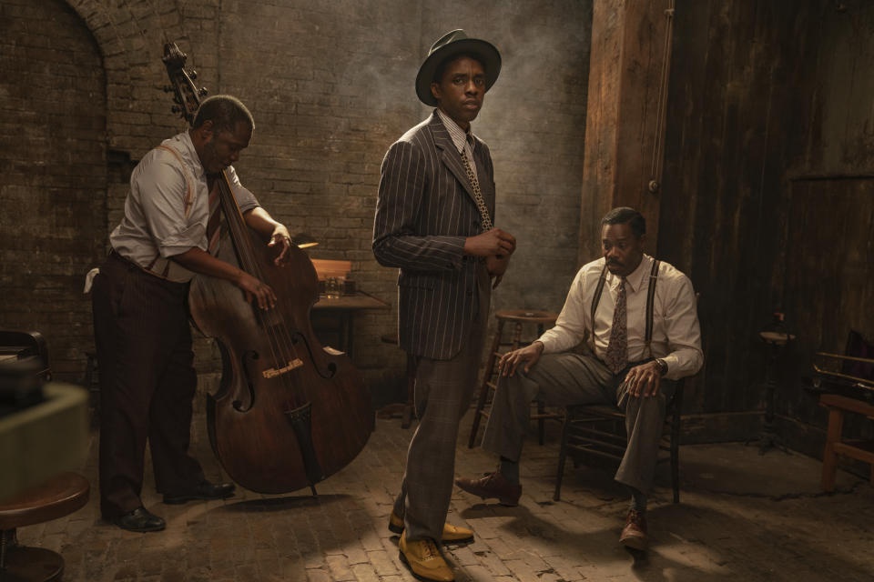 En esta imagen difundida por Netflix, Michael Potts, Chadwick Boseman y Colman Domingo, de izquierda a derecha, en una escena de "Ma Rainey's Black Bottom". Boseman ganó el domingo póstumamente el Globo de Oro al mejor actor en una película de drama por este trabajo. (David Lee/Netflix via AP)