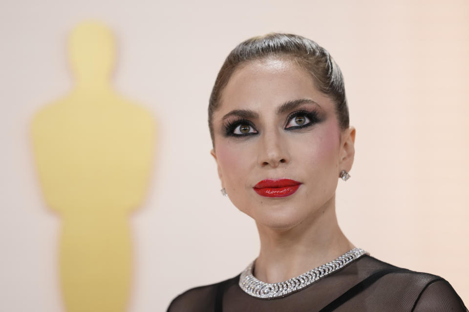 ARCHIVO - Lady Gaga llega a los Oscar el 12 de marzo de 2023 en el Teatro Dolby en Los Angeles. La Casa Blanca anunció el 13 de abril un Comité para las Artes y Humanidades que incluye a Lady Gaga, Jon Batiste, Shonda Rhimes, George Clooney, Jennifer Garner, Troy Kotsur y Kerry Washington. (Foto AP/Ashley Landis, archivo)