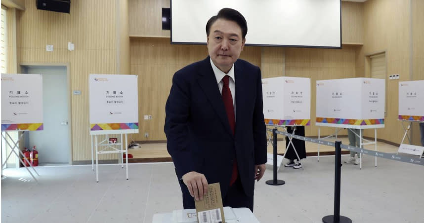 南韓第22屆國會議員選舉結果出爐，南韓最大在野黨壓倒性擊潰執政黨，尹錫悅剩下的3年任期恐將從「跛腳鴨變死鴨」。（圖／達志／美聯社）