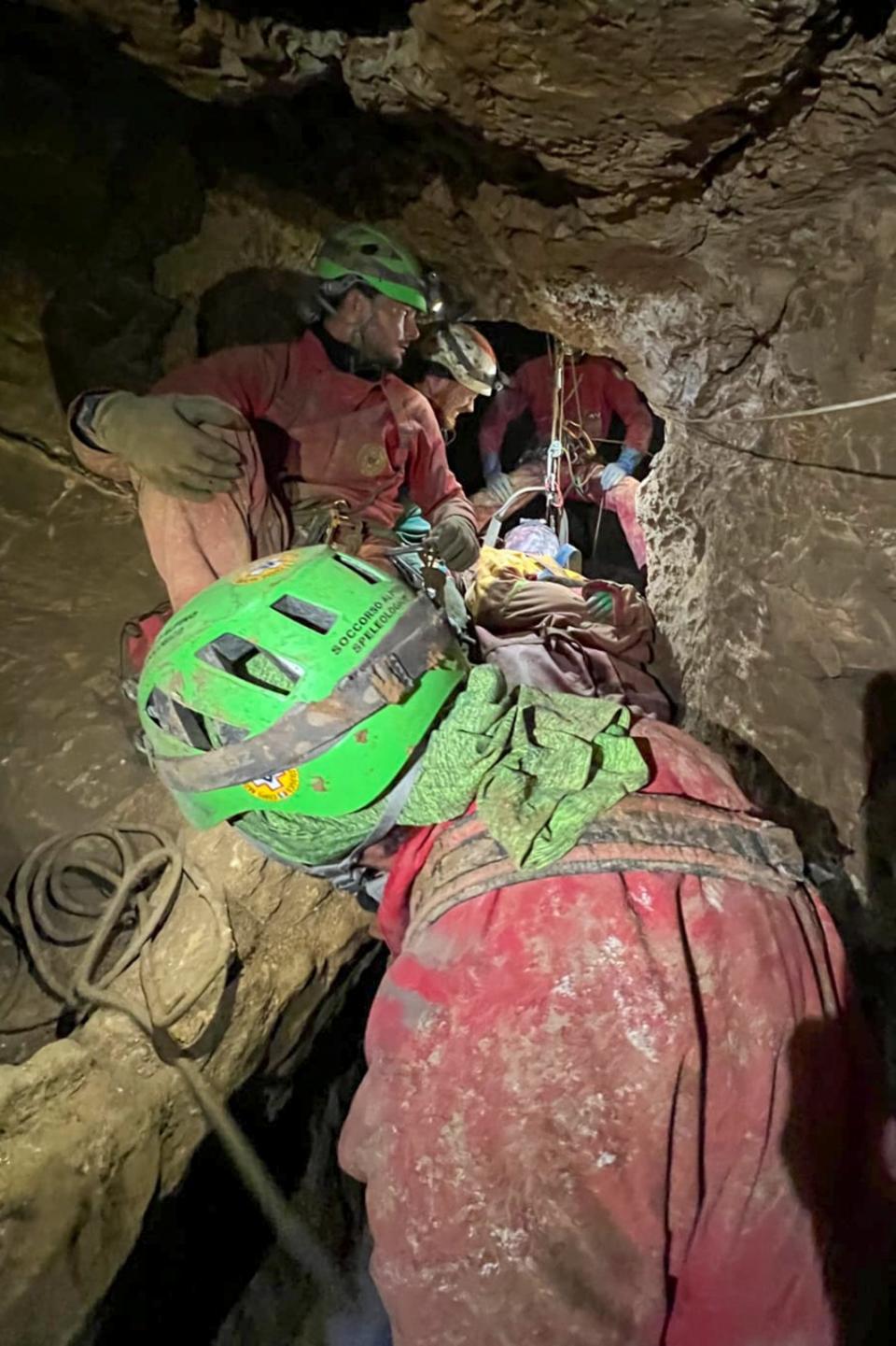 救援路透非常險阻，搜救人員要挖開擴大部分通道，設置繩索，才能逐漸把迪基拉上地面。美聯社
