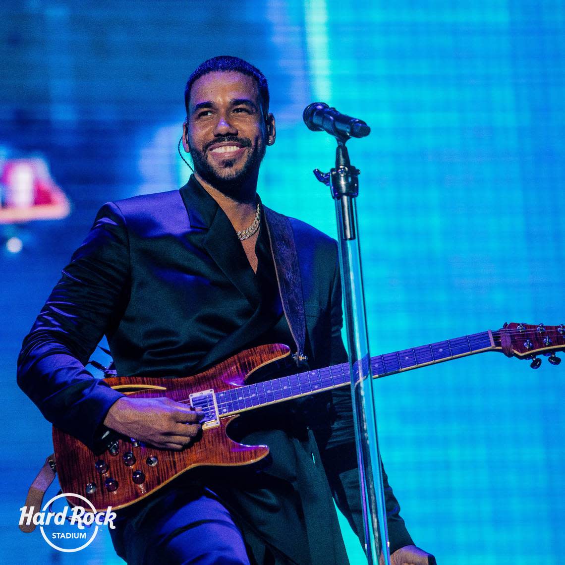 De una plataforma iluminada descendió Aventura, integrado por Romeo; su primo, Henry, también cantante; y los hermanos Lenny y Max Santos, en guitarra y bajo. Cortesía/Peter McMahon (Hard Rock Stadium)