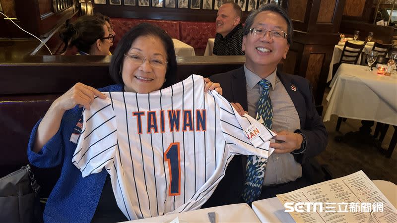 美國議員Mazie Hirono與Hello Taiwan美國執行長江明信，該件球衣已經成為外交最好的禮物之一。（圖／翻攝畫面）