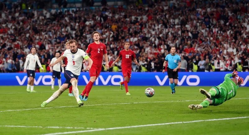 Harry Kane anota el gol del triunfo de Inglaterra sobre Dinamarca al aprovechar el rebote tras desperdiciar un tiro penal en las semifinales de la Eurocopa