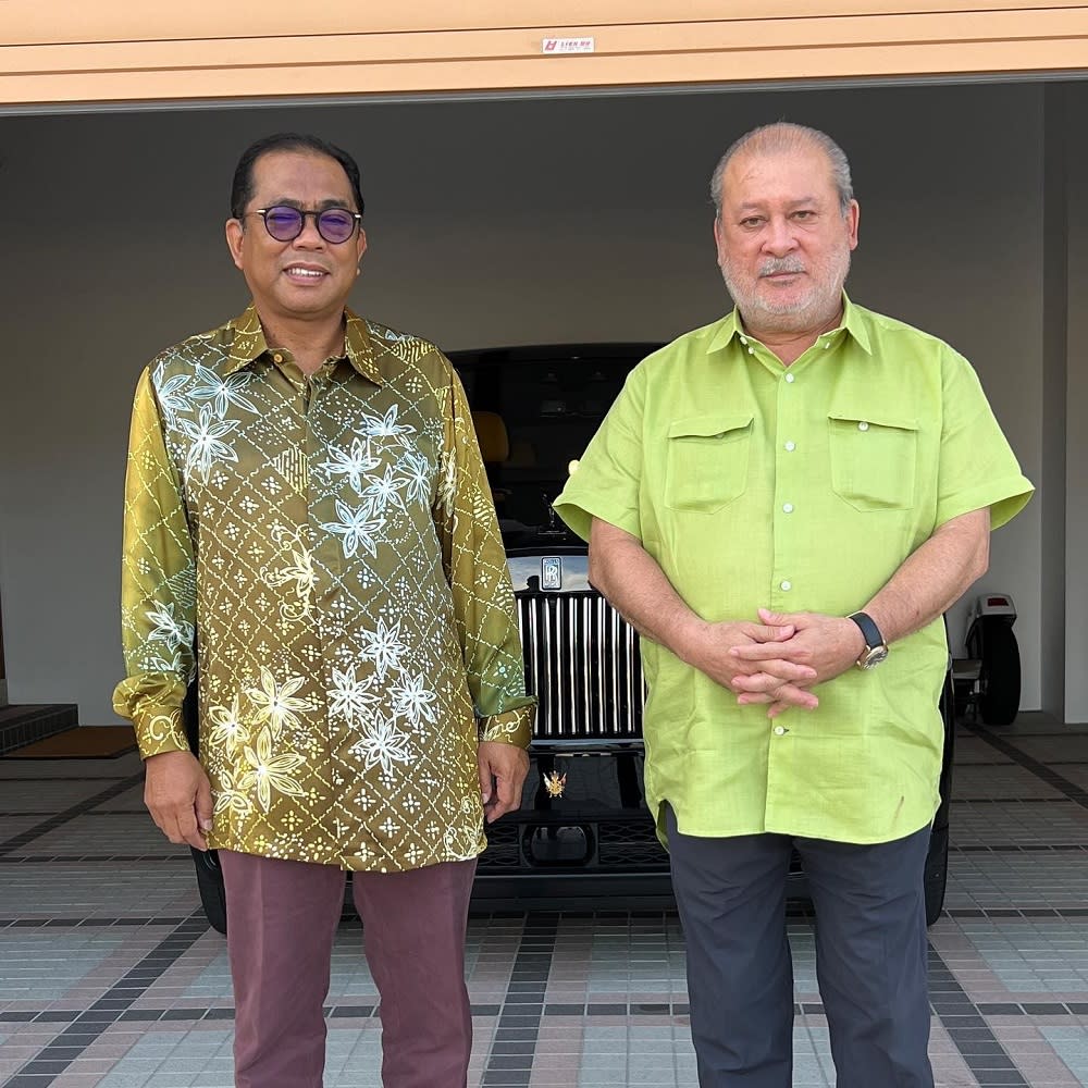 Umno vice-president Datuk Seri Mohamed Khaled Nordin poses for a picture with Johor Ruler Sultan Ibrahim Iskandar. ― Picture via Facebook/Khaled Nordin