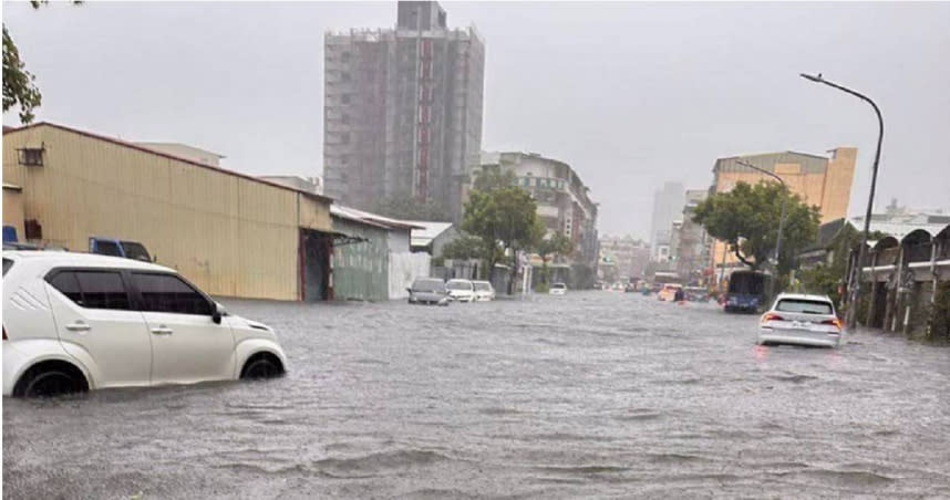 高雄市暴雨成災，災情通報超過200件，多處嚴重淹水讓民眾損失慘重。（圖／翻攝自爆料公社）