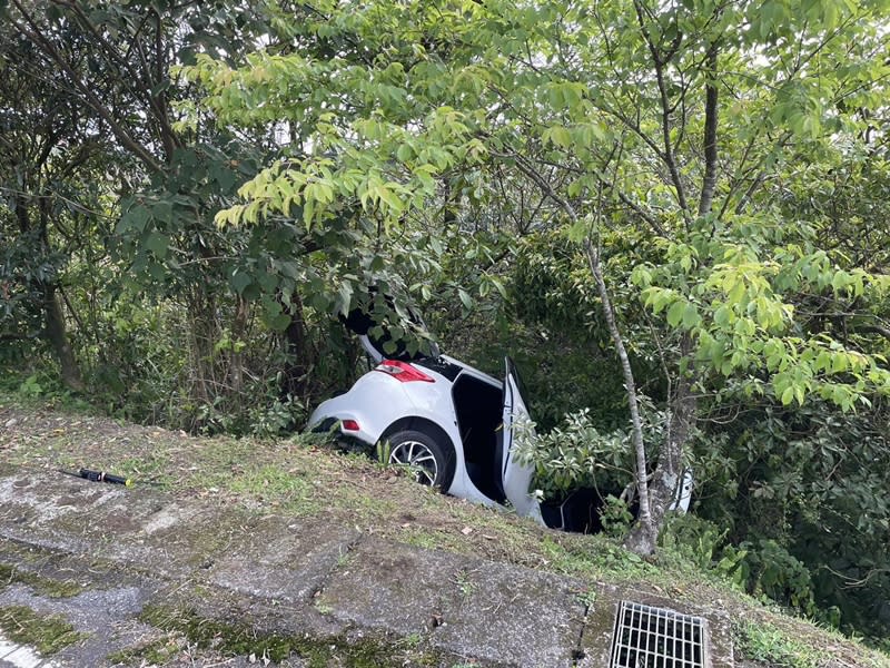 民眾17日前往汐止五指山國軍公墓掃墓，疑駕駛操作不慎，未停妥車輛，導致滑落邊坡，造成三人受傷，經送醫後無大礙，詳細原因仍待警方調查。（翻攝照片／中央社）
