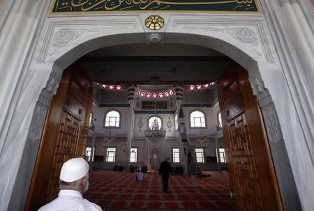 Muslim worshippers walk into the Gallipoli Mosque to pray in the western Sydney suburb of Auburn September 26, 2014. REUTERS/David Gray