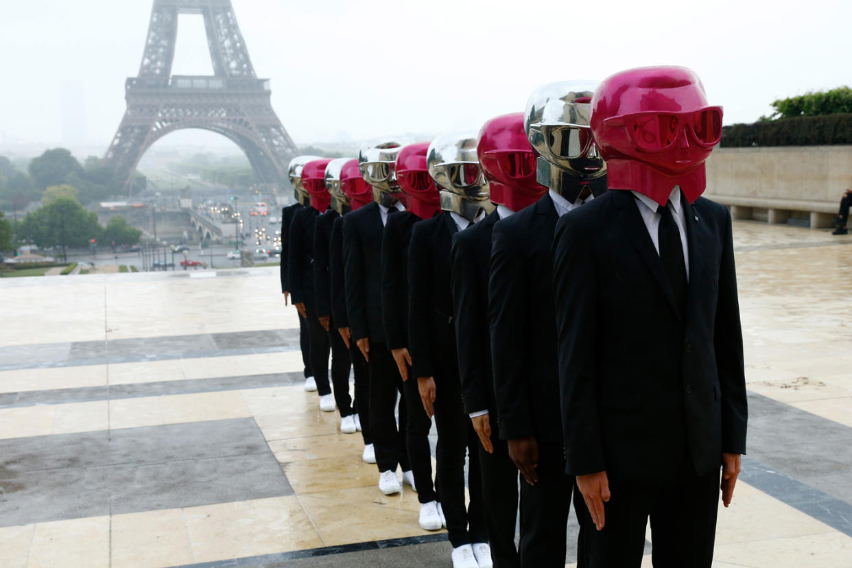 Für die Präsentation ihrer neuen Make-up-Kollektion schickten das Label ModelCo und Karl Lagerfeld einen Flashmob durch Paris. (Bild: Getty Images/Julien M. Hekimian)