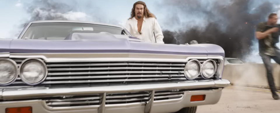 圖／《玩命關頭X》預告中可見水行俠傑森摩莫亞飾演反派，從帥氣的紫色款Chevrolet Impala雪佛蘭羚羊下車。