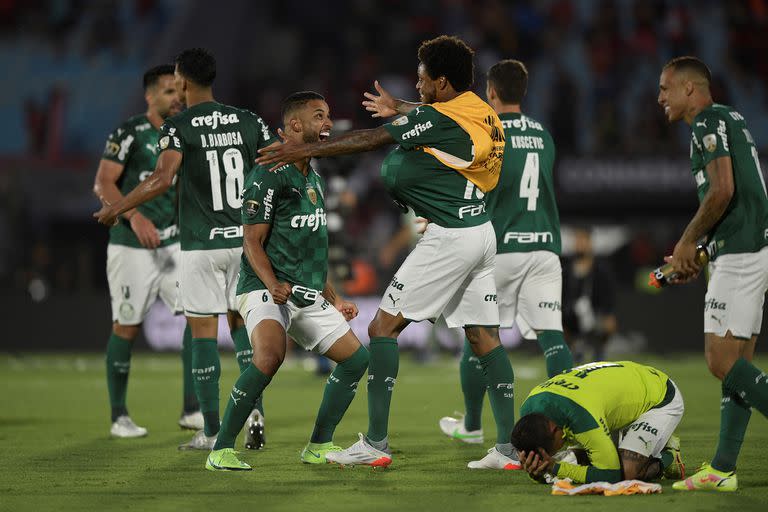 Los jugadores de Palmeiras festejan: son campeones de América luego de vencer por 2-1 en el alargue a Flamengo.