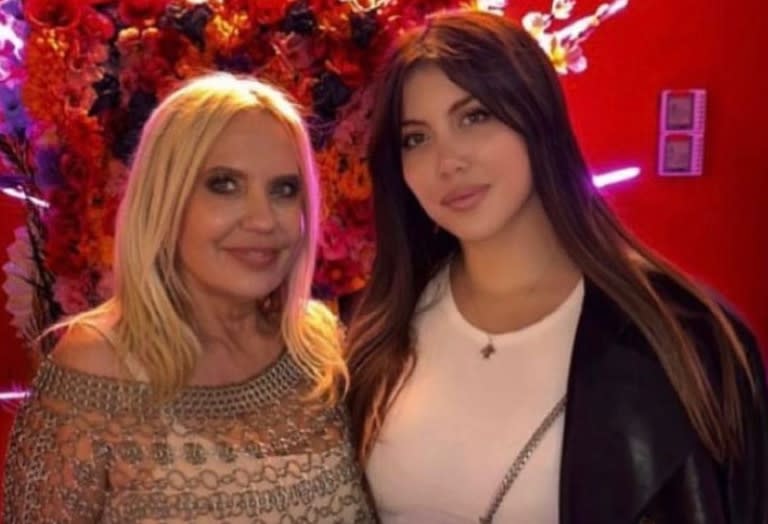 Nora Colosimo posa junto a su hija mayor Wanda Nara