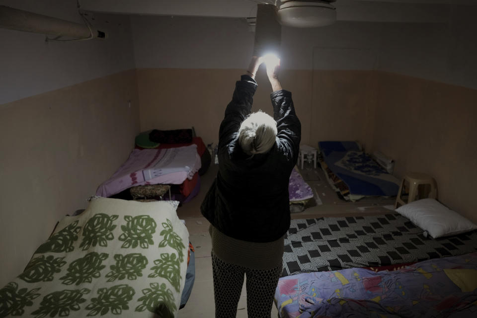 Lidia enciende la luz dentro de un refugio atómico construido hace más de 60 años en la planta baja de su edificio en el centro de Mykolaiv, Ucrania, el miércoles 26 de octubre de 2022. Muchos ucranianos se están preparando para un posible ataque nuclear ruso. (Foto AP/Emilio Morenatti)