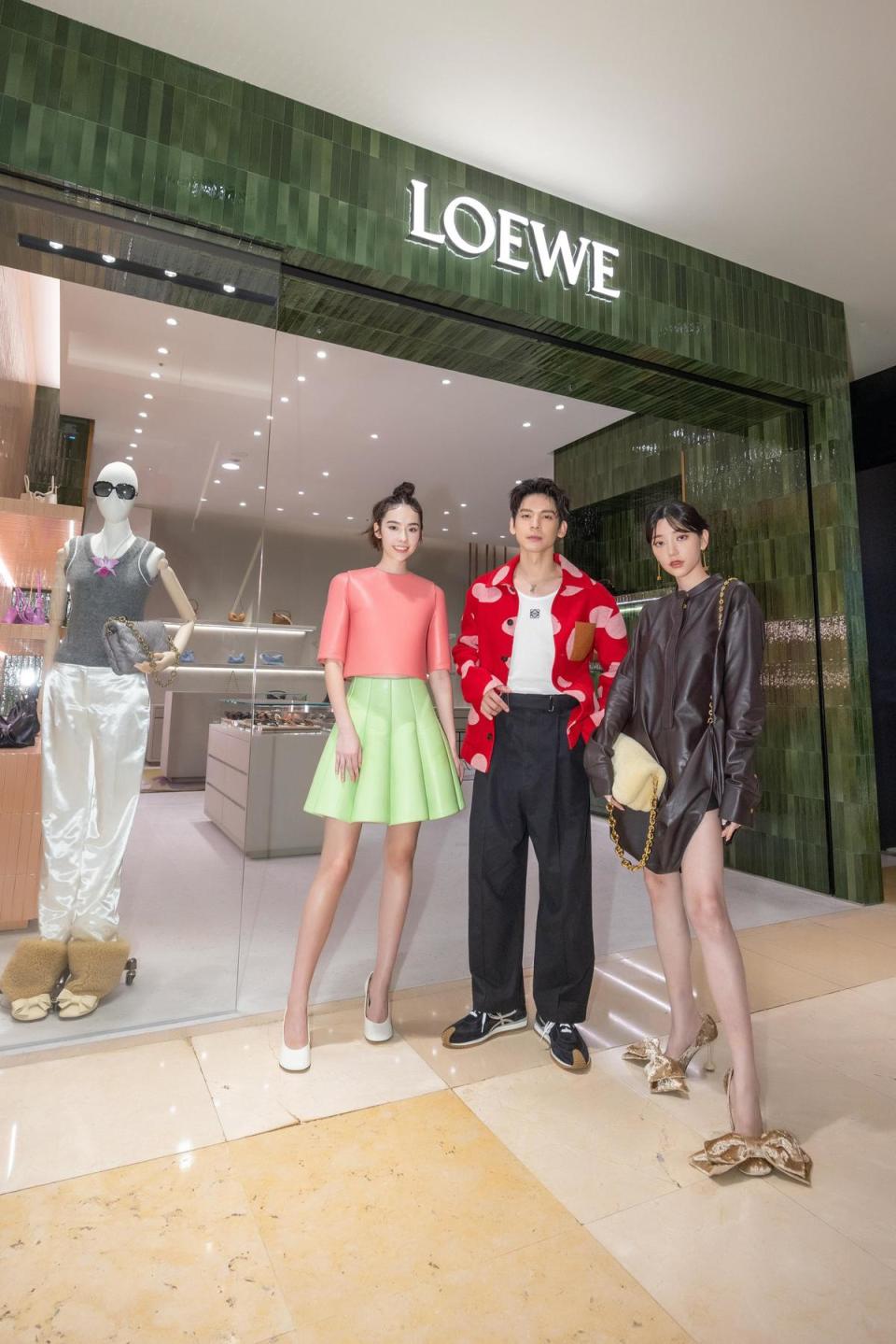 郭雪芙（右）、林柏宏（中）、林奕嵐（左）出席Loewe台中新光三越女裝店開幕。（Loewe提供）