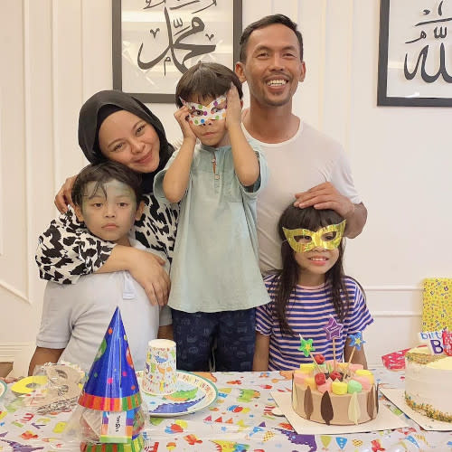 Sarah and Shuib have three children together, Uwais Alqarni, 9, Dzahira Talita Zahra, 6, dan Ariq Matin, 4.