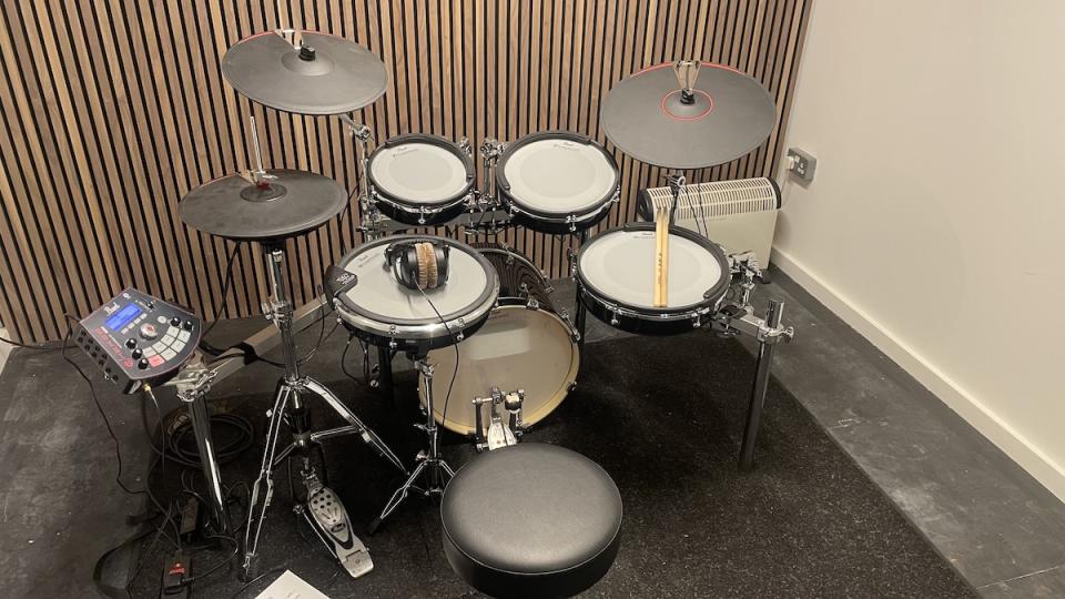 Pearl e/MERGE kit in a testing studio