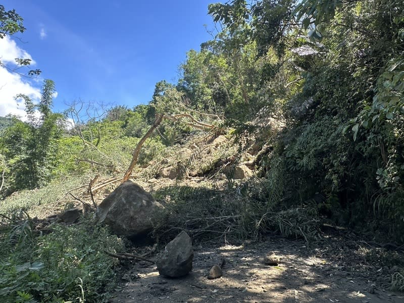 嘉縣梅山太興大規模山崩  道路中斷 嘉義縣梅山鄉太興村嘉154-1線道路5.7公里（獅頭 崁）處21日上午發生大規模山崩，道路中斷，相關單 位派員搶修，預計22日下午恢復通行。 （嘉義縣政府提供） 中央社記者蔡智明傳真  113年6月21日 