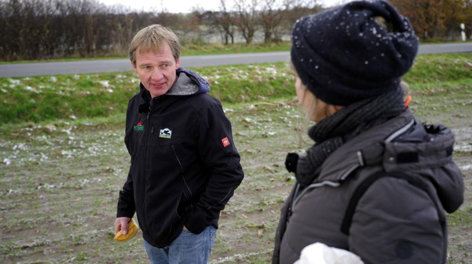 Landwirt Martin Scholz züchtet Schweine und baut Weizen an. Und nebenbei kämpft er mit Verordnungen, Richtlinien und seltsamen Vorschriften. (Bild: NDR / Ingo Mende)