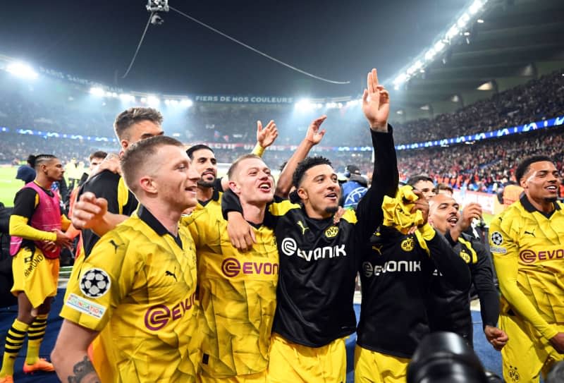 Dortmund players celebrate the victory of the UEFA Champions League semi final against Paris Saint-Germain at the Parc des Princes. Robert Michael/dpa