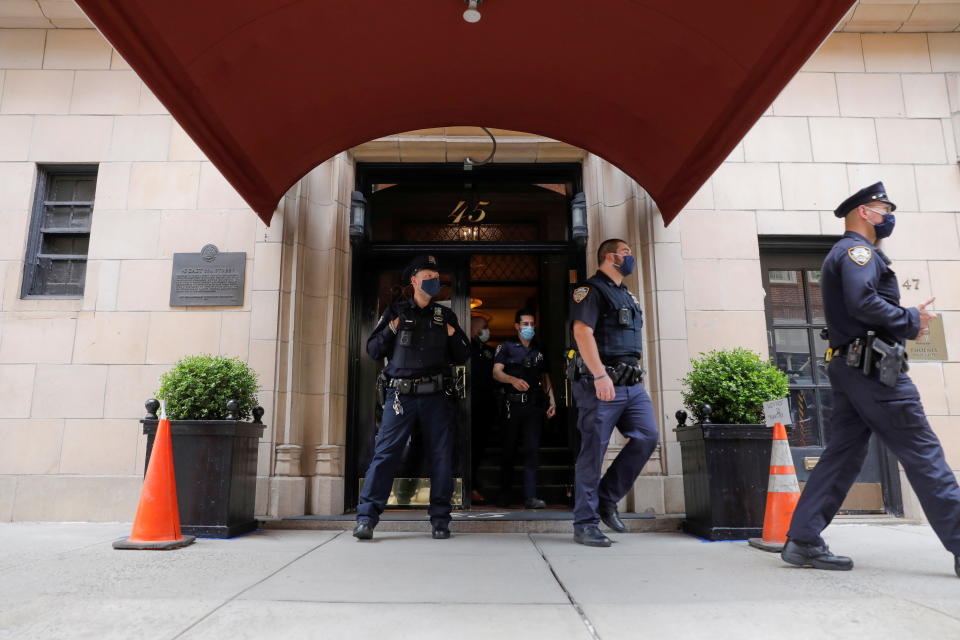 紐約警察局員警離開前紐約市市長魯迪·朱利安尼，他是美國前總統唐納·川普的私人律師。圖片來源：Reuters，4/28。