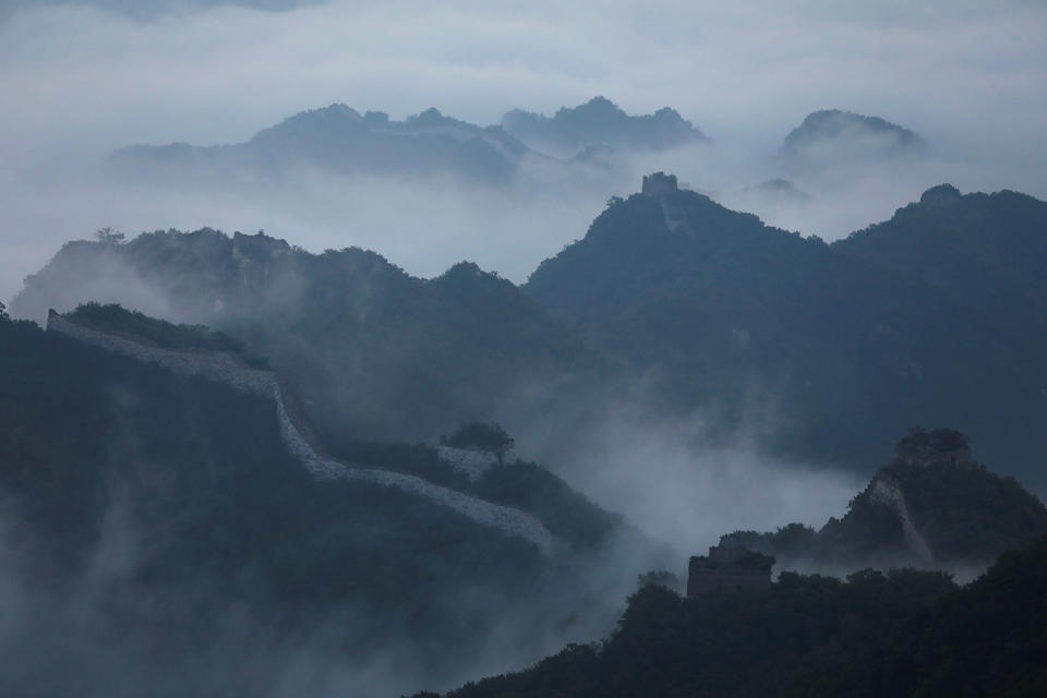 <p>Early morning fog covers the Jiankou section of the Great Wall, located in Huairou District, north of Beijing, China, June 7, 2017. (Photo: Damir Sagolj/Reuters) </p>