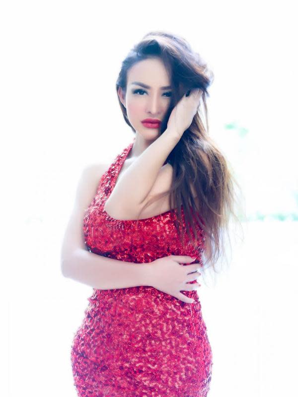 6 Potret Cynthiara Alona, Model Sekaligus Mantan Lutfi Agizal di Take Me Out (sumber: Instagram/queenalona_sexyangel)