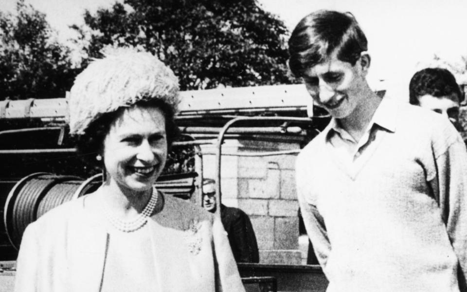 Prinz Charles blieb der Besuch des renommierten Eton College verwehrt: Prinz Philip bestand darauf, dass all seine Söhne das Internat von Gordonstoun besuchen, an dem auch er einst lernte. Eine Einrichtung, die für ihre Härte bekannt war. Mit einer Gefängnisstrafe soll Charles seine Schulzeit einst verglichen haben. (Bild: Central Press/Hulton Archive/Getty Images)