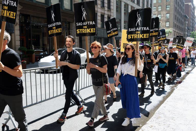 Susan Sarandon, junto a otros miembros de SAG-AFTRA, frente a las oficinas de Netflix y Warner Bros en Nueva York