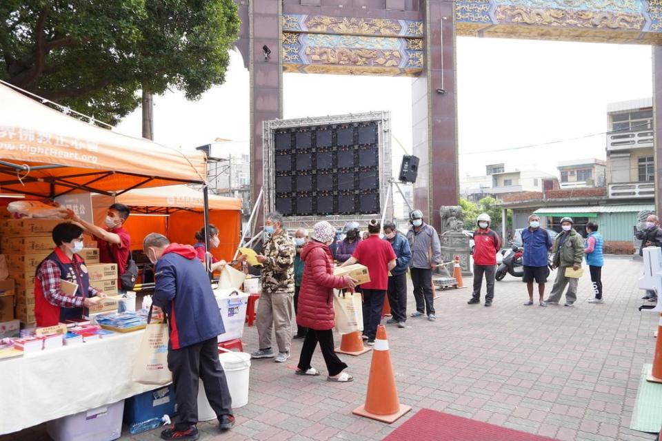 《圖說》行動佛殿駐錫高雄橋頭，該會募集十方愛心致贈弱勢家庭口罩、酒精、泡麵等愛心物資。