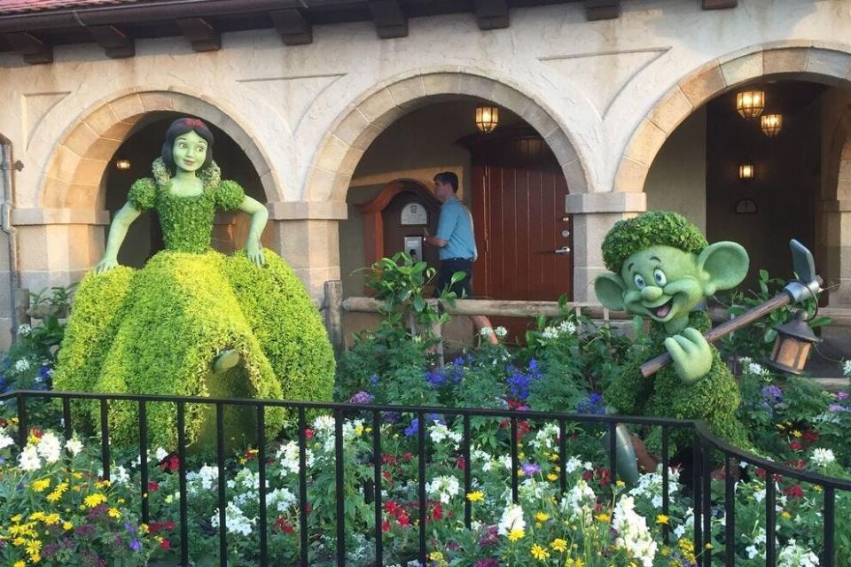 Snow White and a dwarf sculpted out of plants