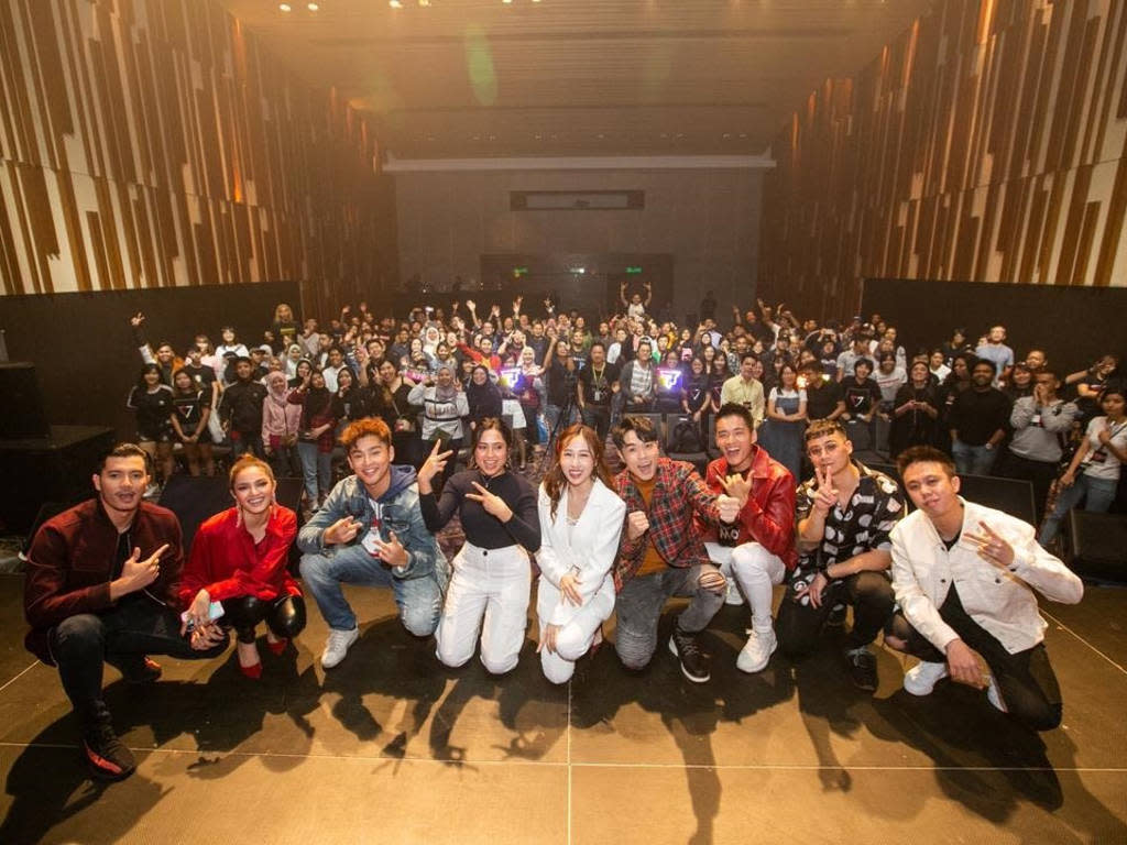 The performers taking a photo with their crowd of fans at the recently-held "The Singing Pizza Concert".