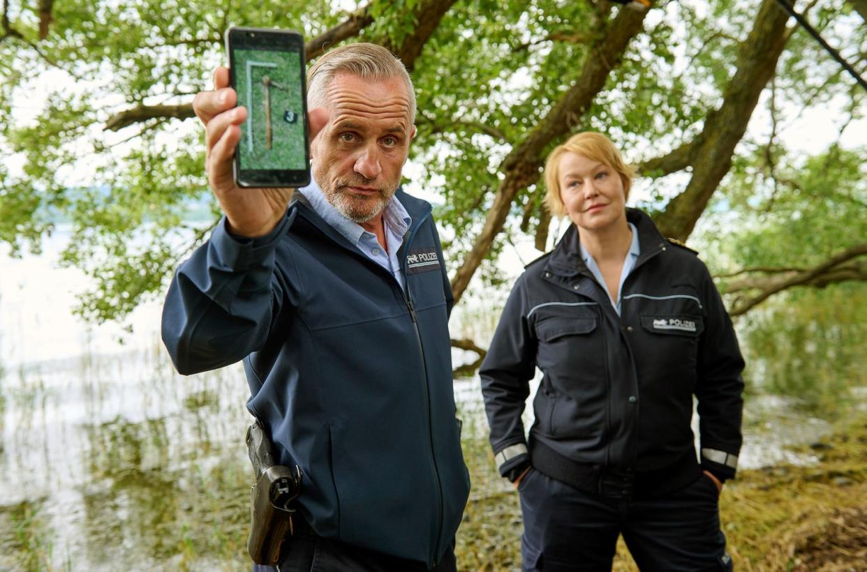 In der fünften Staffel der Krimiserie "WaPo Bodensee" sind zwei alte Hasen aus der Fernsehbranche wieder Seite an Seite zu sehen: Floriane Daniel (Nele Fehrenbach) und Tim Wilde (Paul Schott) sind nicht nur in 20 neuen Fällen als Ermittler ein tolles Team, sondern stehen sich auch privat sehr nahe.  (Bild: ARD/Nicolas Gradicsky)