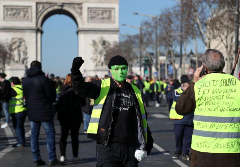 <p>Comme tous les samedis depuis le 17 novembre dernier, Paris devait voir jaune aujourd’hui. Deux événements Facebook appelaient cette semaine les manifestants à se réunir dans la matinée en haut des Champs-Elysées, autour de l’Arc de triomphe, avant de commencer à 13 heures une « marche dans les beaux quartiers », dont la dispersion est prévue au Trocadéro à 18 heures. Environ 3 800 personnes avaient annoncé, vendredi après-midi, leur intention de participer à ces rassemblements. Parallèlement, trois rassemblements (deux place de la République, un troisième dans le 17e arrondissement) ont été déclarés auprès des services de la préfecture de police pour aujourd’hui.<br>(Crédit : Getty Images) </p>