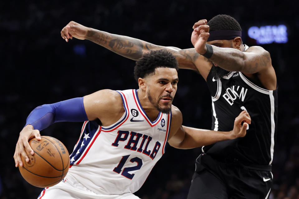 NUEVA YORK, NY - 22 DE ABRIL: Tobias Harris #12 de los Philadelphia 76ers hace un regate sobre Royce O'Neal #00 de los Brooklyn Nets durante la segunda mitad de los playoffs de la primera ronda de la Conferencia Este el 22 de abril en el Barclays Center.  2023 en el distrito de Brooklyn de la ciudad de Nueva York.  Los 76ers ganaron 96-88.  Nota para el usuario: Al descargar o usar esta foto, el usuario reconoce y acepta expresamente que acepta los términos y condiciones del Acuerdo de licencia de Getty Images.  (Foto de Sarah Stier/Getty Images)